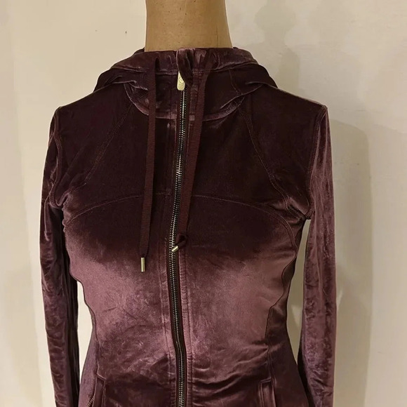 Lululemon sz 4 Define Hooded Jacket *Velvet
Garnet excellent like new condition - Picture 3 of 7